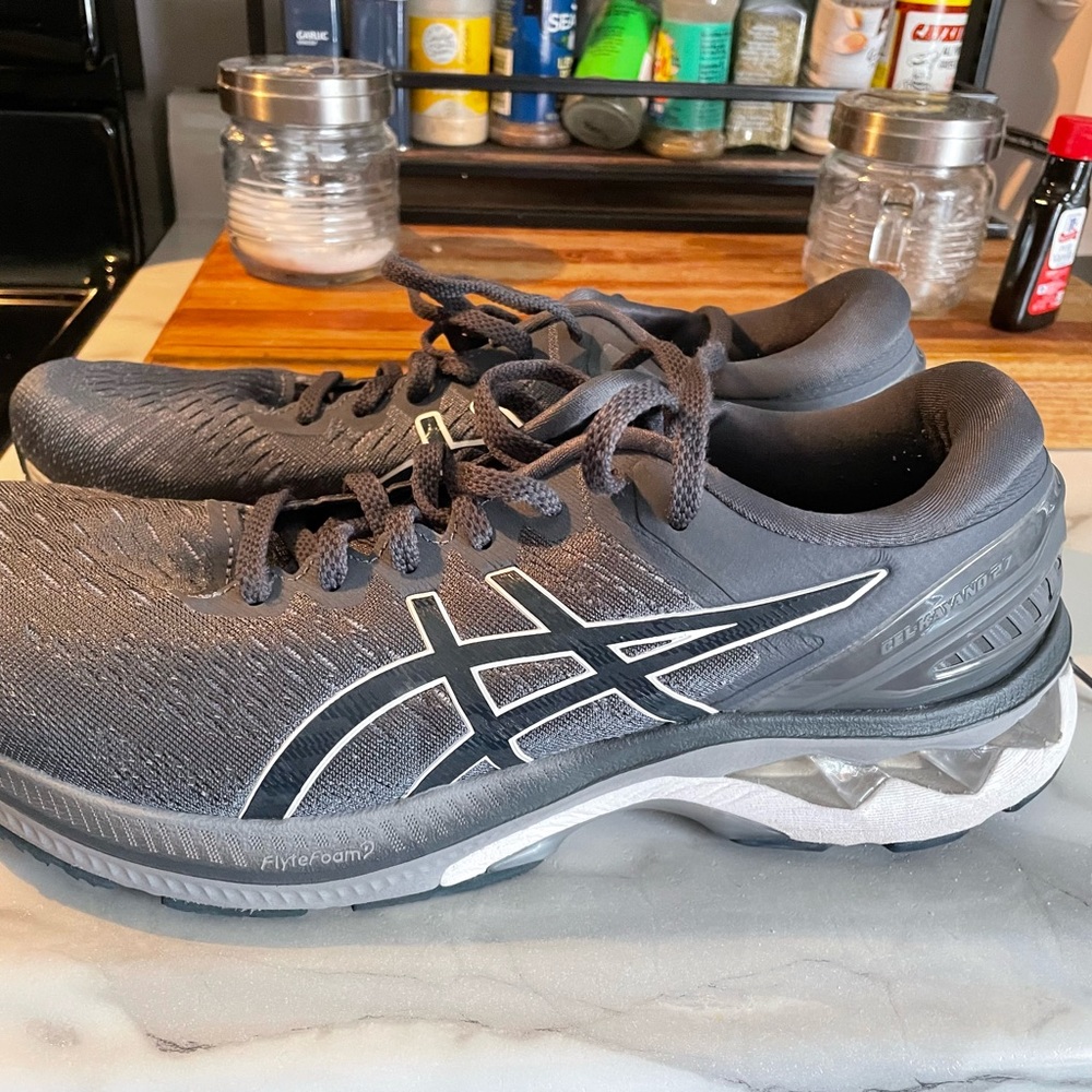 Mens ASICS size 9 1/2 gel kayano 27